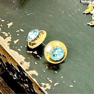 Vintage 🌸 Baby Blue Glass Rhinestone Earrings